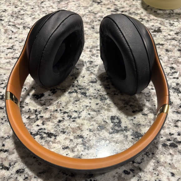 Beats Studio3 Wireless Headphones - Black and Gold - Picture 5 of 6